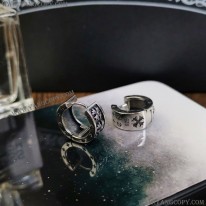 クロムハーツ コピー ピアス ナローVバンド イアリンング片耳 Kut13156
