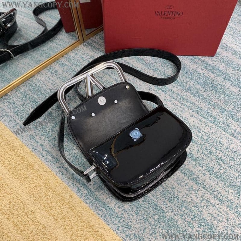 ヴァレンティノ 偽物 ショルダーバッグ VEE レザー クロスボディバッグ Vul83278