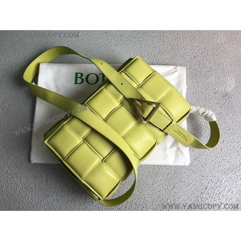 ボッテガ ヴェネタ スーパーコピー パデッド カセット レザー製クロスボディバッグ boc82579