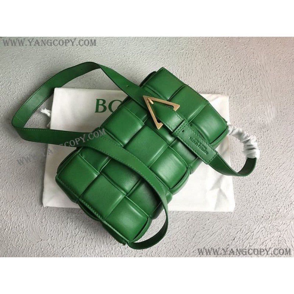ボッテガ ヴェネタ 偽物 パデッドカセット ショルダーバッグ グリーン boz19602