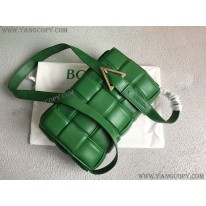 ボッテガ ヴェネタ 偽物 パデッドカセット ショルダーバッグ グリーン boz19602