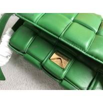 ボッテガ ヴェネタ 偽物 パデッドカセット ショルダーバッグ グリーン boz19602