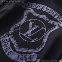 ルイヴィトン コピー LVコートオブアームシグネチャーTシャツ vux96537
