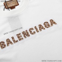 バレンシアガ 偽物 ×グッチ ブラウンロゴ ホワイトTシャツ guw80192