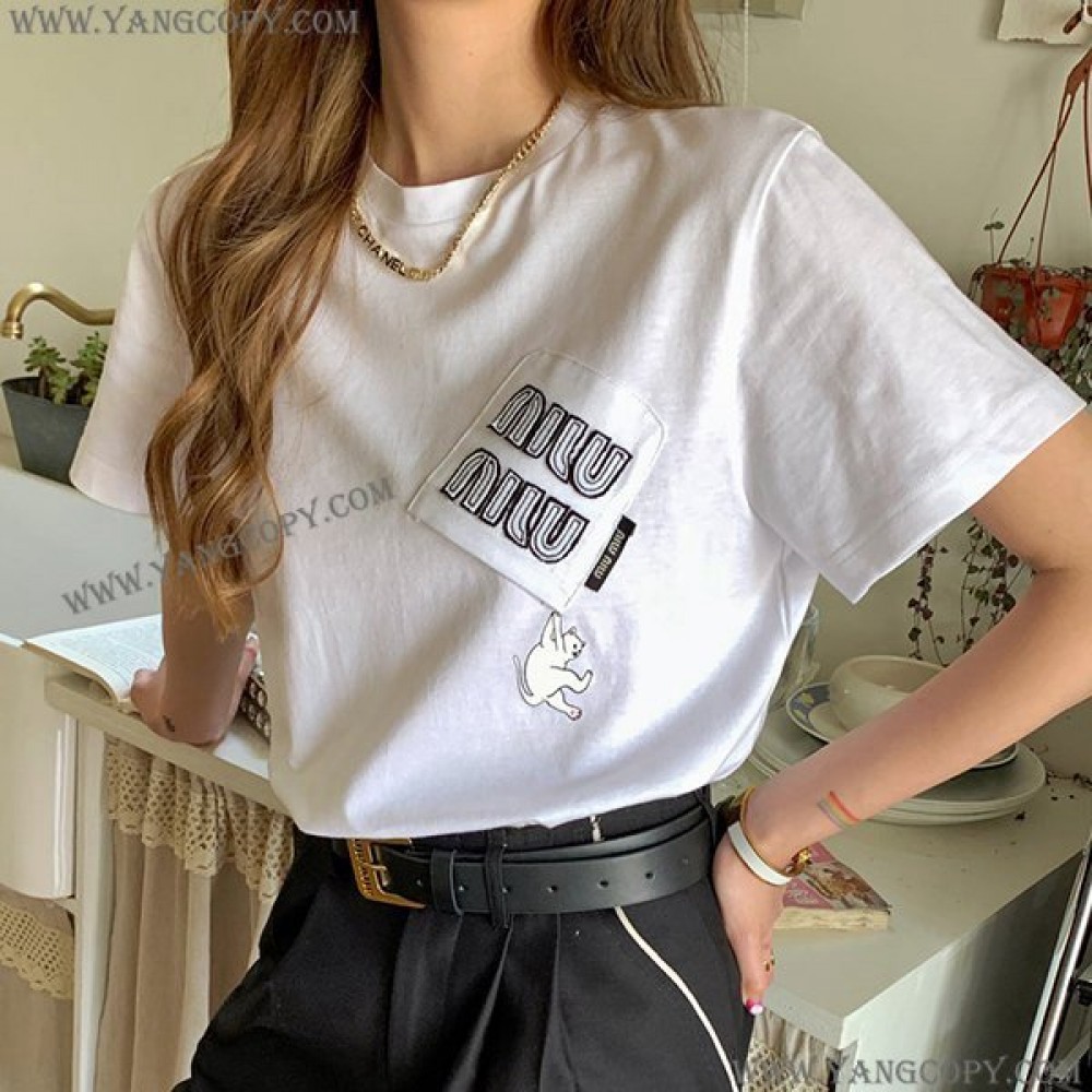 ミュウミュウ 偽物 CLUB LOGO Tシャツ 刺繍ロゴ myy90100