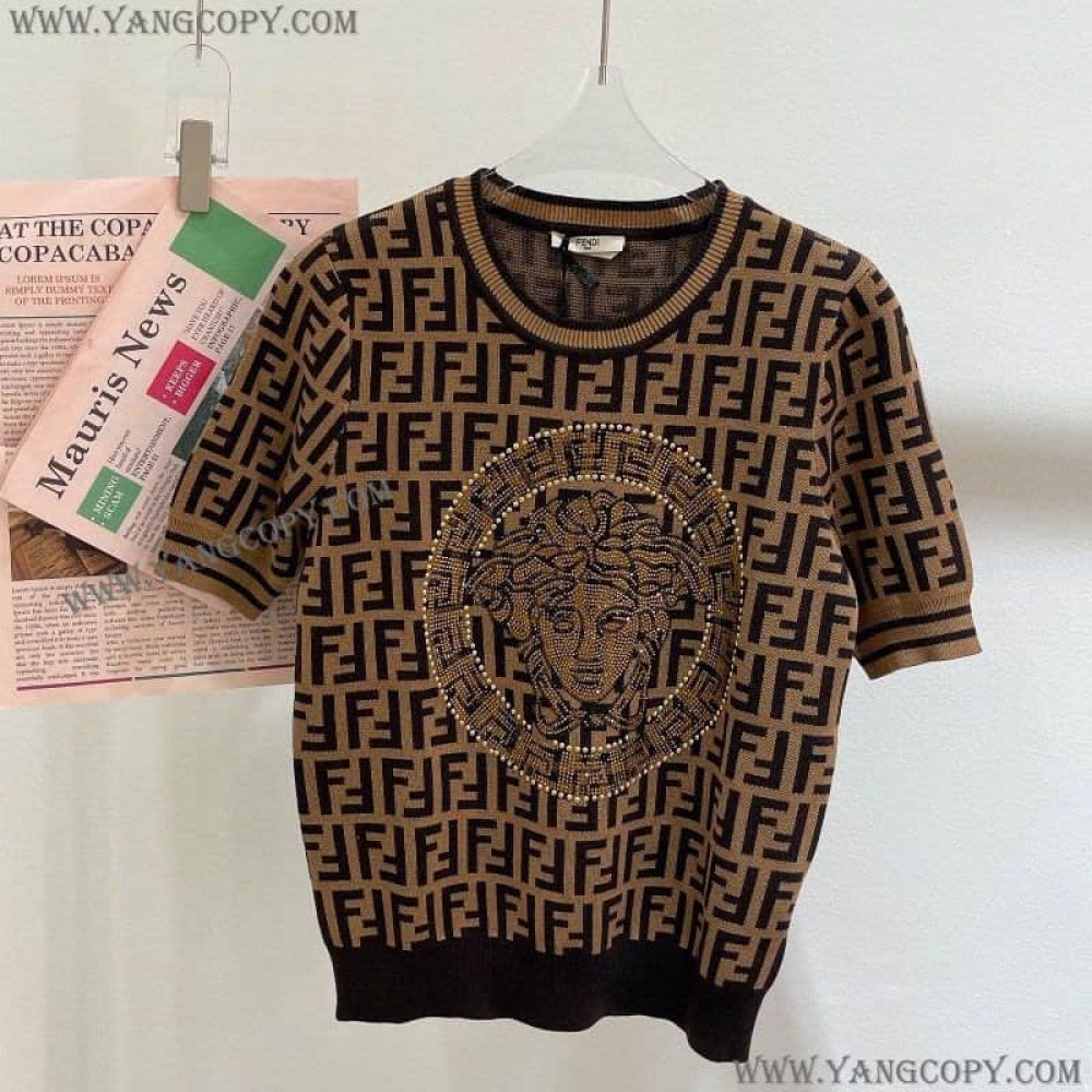 フェンディ スーパーコピー ×ヴェルサーチェ FFロゴ プリント Tシャツ feg02527