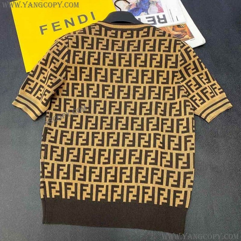 フェンディ スーパーコピー ×ヴェルサーチェ FFロゴ プリント Tシャツ feg02527