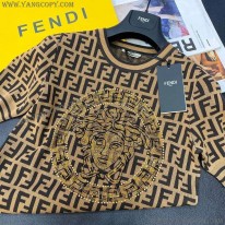 フェンディ スーパーコピー ×ヴェルサーチェ FFロゴ プリント Tシャツ feg02527