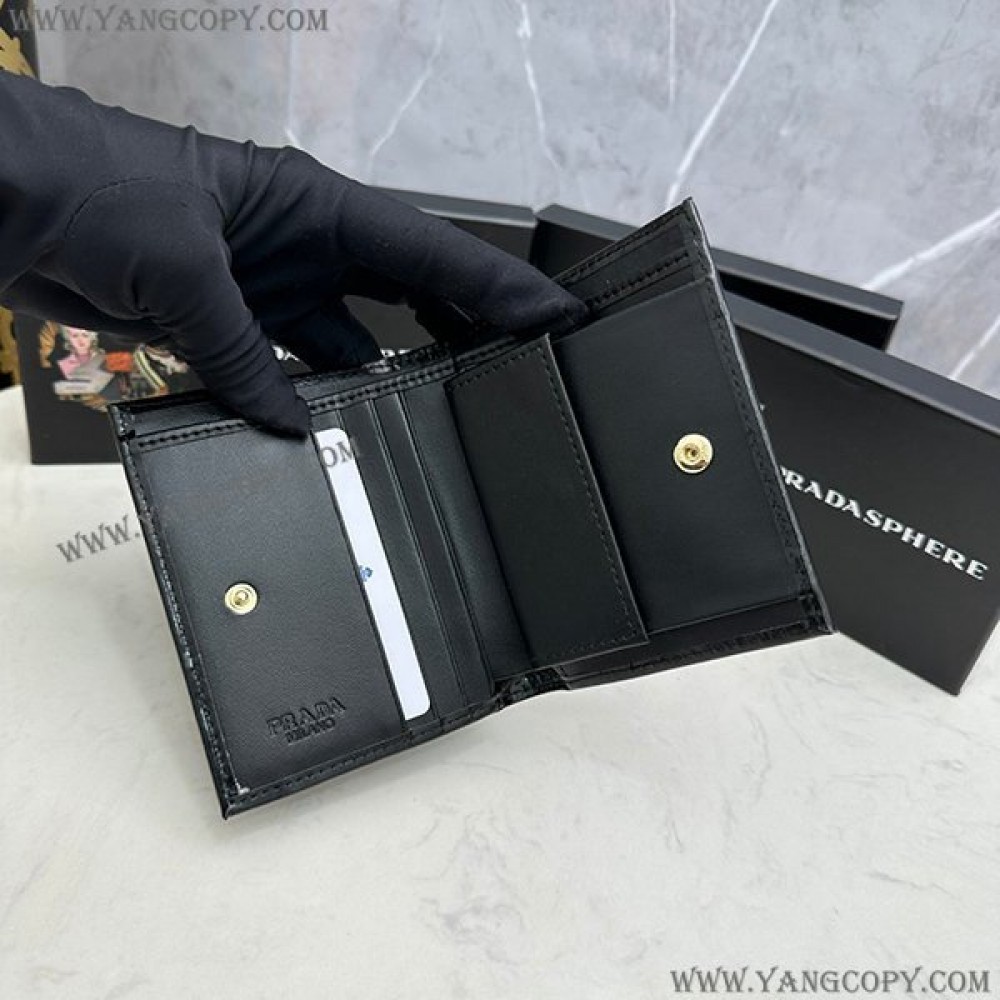 プラダ 偽物 ブラッシュド レザー 折り財布 puw31659