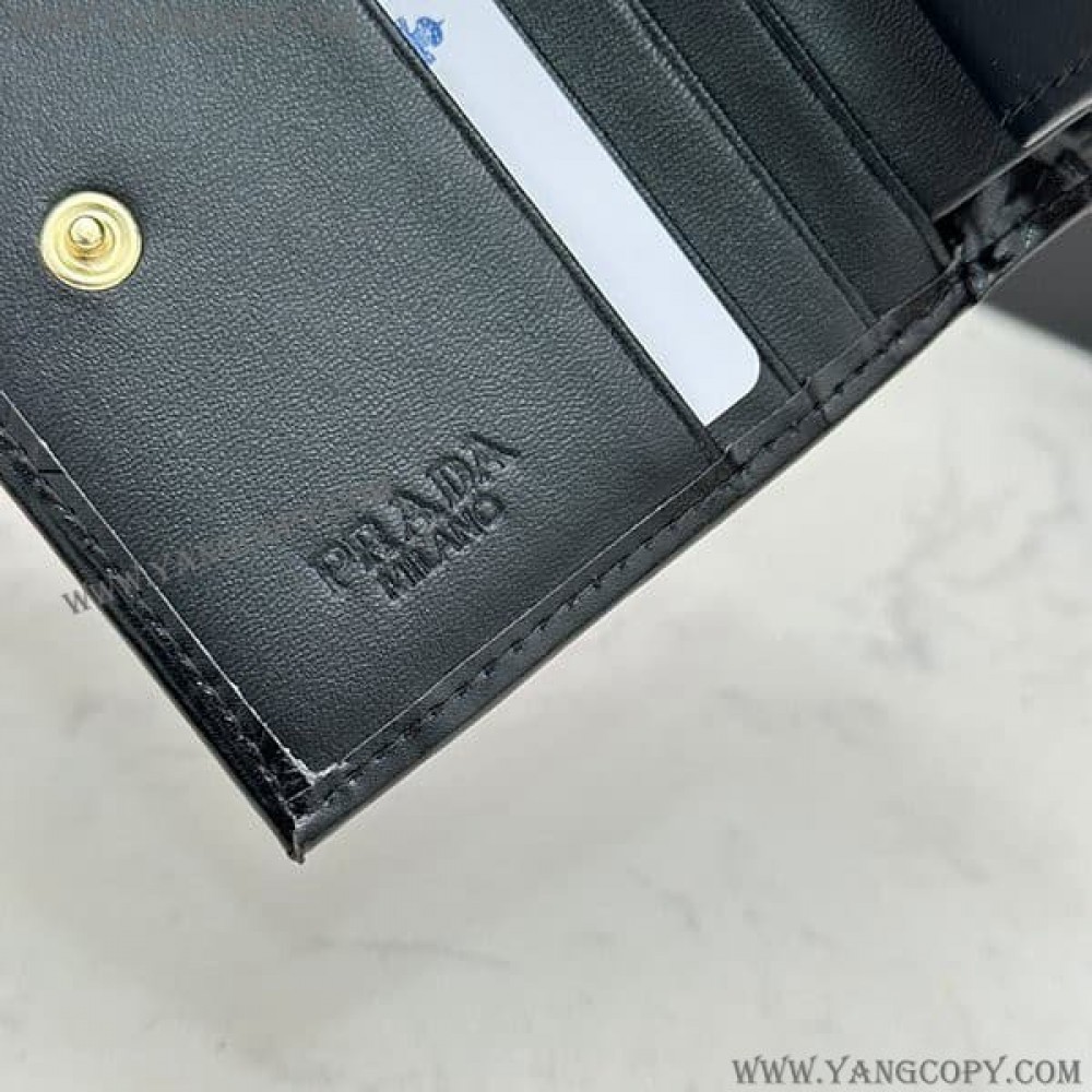 プラダ 偽物 ブラッシュド レザー 折り財布 puw31659