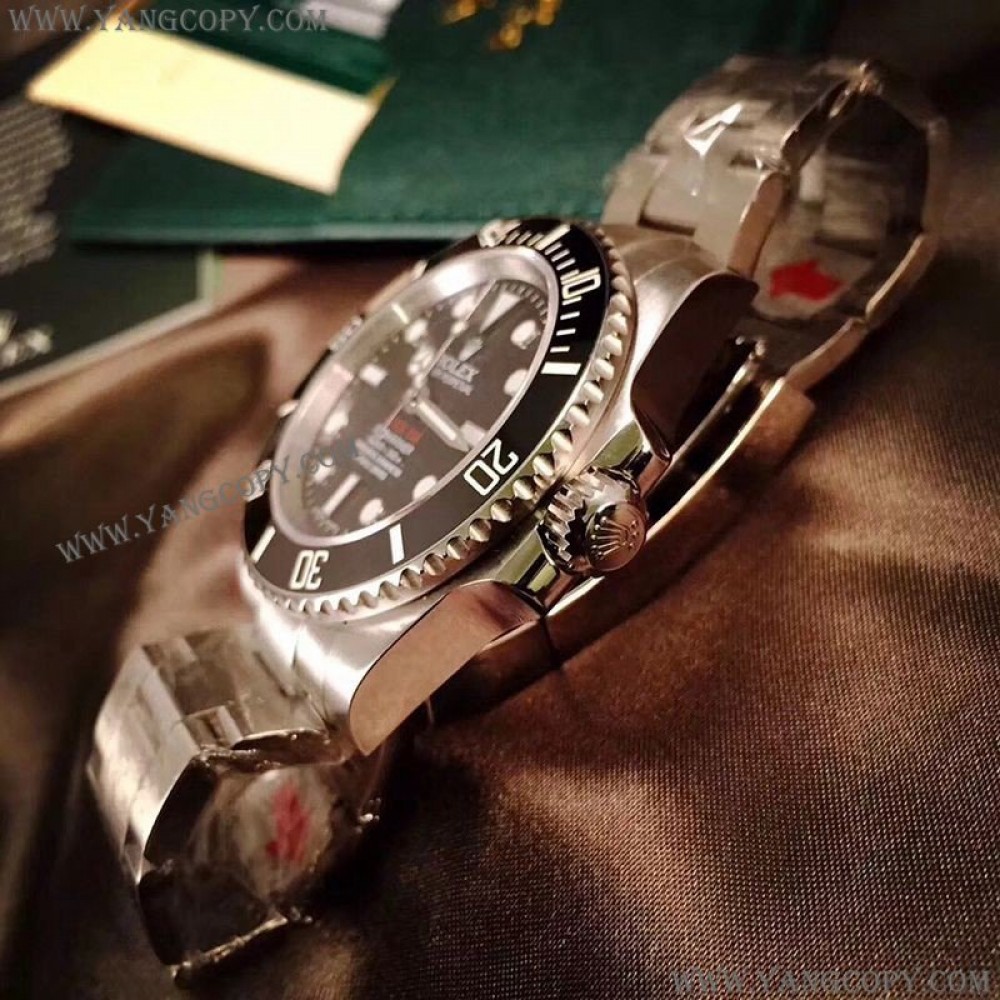 シュプリーム ロレックス 偽物 コラボ腕時計 サブマリーナ「 FUCK EM」文字盤には真紅で 114060